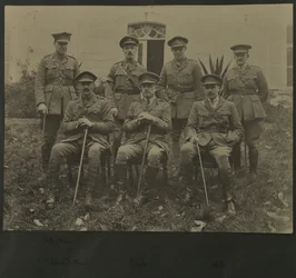 Ryhmämuotokuva seitsemästä miehestä sotilasunivormussa, 1914-18