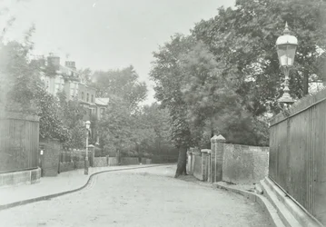 Highgate Archway: itäinen lähestymistapa, jossa vanha lamppu kiinnitetty kaiteisiin, 1896