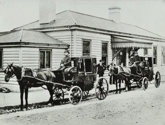Hevosvetoiset taksit Westbourne Parkin asemalla, 1885
