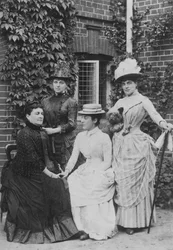 Jennie Jerome, myöhemmin Lady Randolph Churchill, äitinsä ja sisartensa kanssa