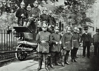 Lontoon palokunta: ryhmä palomiehiä, paloauto ja vesiventtiilien hoitajia, 1895