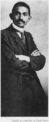 Mahatma Gandhi (1869-1948) asianajajana Etelä-Afrikassa, noin 1900