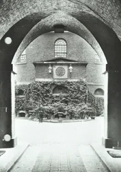Millbankin vankila: kappeli holvikäytävän läpi, 1885