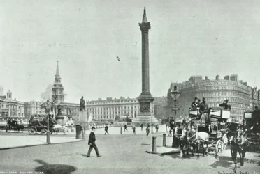 Nelsonin pylväs, Trafalgar Square, Westminster LB: näkymä Cockspur Streetiltä luoteeseen, 1898