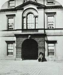 Northumberland House, Charing Cross, Westminster LB: sisäpiha, 1880