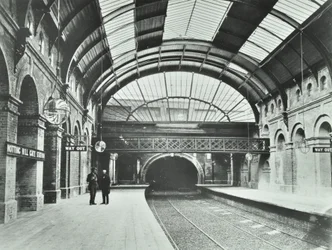 Notting Hill Gaten metroasema: näkymä laitureille ja radalle, 1868