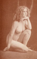 Nudistista taidetta: Cynthia (s/w-kuva)