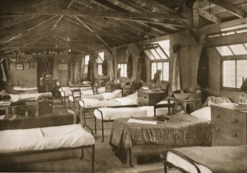 Yksi makuuhuoneista, Donington Hall, kuvitus saksalaisista vangeista Isossa-Britanniassa (syväpaino)