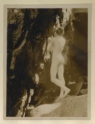 Valokuva Alistair Grahamista alasti, hänen kirjeensä kanssa Evelyn Waughille, n. 1924 (gelatiinihopeaprintti)