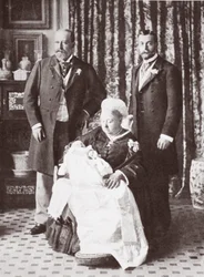Kuningatar Victoria pitelee kuningas Edward VIII:aa ristiäisissään 16. heinäkuuta 1894
