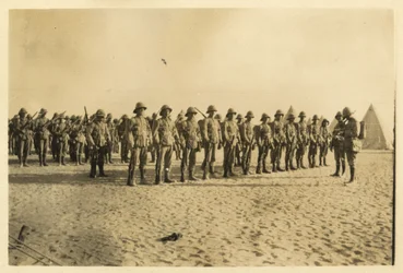 Näyttää osan komppaniastani paraatissa Shushassa - Libyan aavikko, klo 6.30, syyskuu 1916