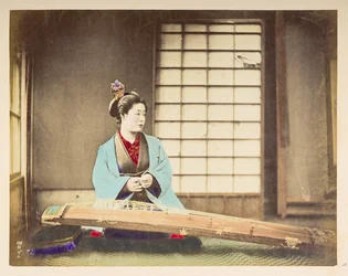 Laulavat tytöt [Japani], Studiomuotokuva japanilaisesta naisesta, joka istuu kielisoittimella (eräänlainen kantele) lepäämässä lattialla edessään,  Valokuvaaja: Tuntematon  Lucas Collection: Valokuvaennätys Charles Jamesin ja Mo:n maailmankiertueesta