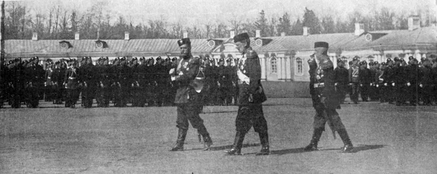 Tsaari ja suurruhtinas Mihailovitš kävelemässä Pietarin paraatikentällä, kuva Kuningas, 25.5.1901