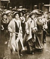 Naisten "oikeus palvella" -mielenosoitus: rouva Pankhurst ja ystävät, "The Illustrated War News"
