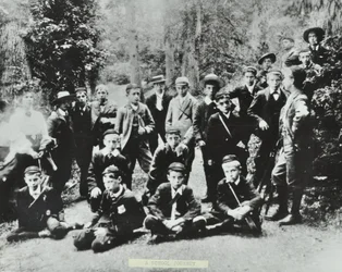 Ensimmäinen Lontoon koulukunnan koulumatka. Lapset Bell Road Higher Grade Schoolista, Peckham, vierailevat metsälaitoksessa Deanin metsässä, 1896