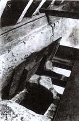 Papit piilottelevat reikää Sawston Hallin portaikkoon, jonka on suunnitellut ja valmistanut jesuiittamarttyyri ja pyhimys Nicholas Owen, n. 1935