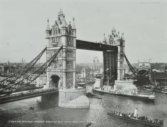Tower Bridge avauspäivänä 1894