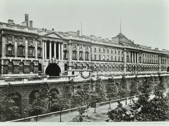 Victoria Embankment, Westminster LB: Somerset House, korkeus Victoria Embankmentiin, 1896