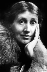 Virginia Woolf (1882-1941) englantilainen kirjailija, noin 1930 (s/w-kuva).