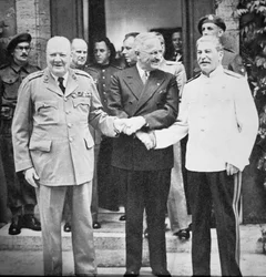 Winston Churchill (1874-1965), presidentti Truman (1884-1972) ja Josif Stalin (1879-1953) kättelevät Potsdamin konferenssissa heinäkuussa 1945