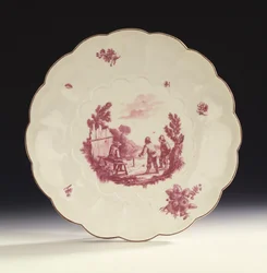 Chelsealainen suuri uurrettu pyöreä astia, joka on maalattu kolmella talonpojalla, jotka leikkivät marmoria Tenierin "Le Jeu de la Gobille" -teoksen mukaan, n. 1754 (keraaminen)
