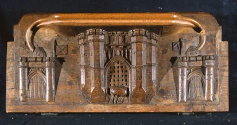 Kurjuus, joka kuvaa Sir Yvainsin hevosta loukussa, kun hienostuneen linnan sisäänkäynnin portti lasketaan alas, New College Chapel, Oxford, 1300-luvun loppu (puuta)