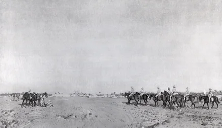 14. husaarien partio, jossa komentaja everstiluutnantti R.W. Hewitt DSO lähestyy ottaakseen Turkin antautumisen Kazimainin antautumisessa, 11. maaliskuuta 1917, julkaistu noin 1918 (valokuva)