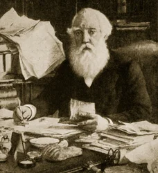 Austen Henry Layard istuu pöytänsä ääressä