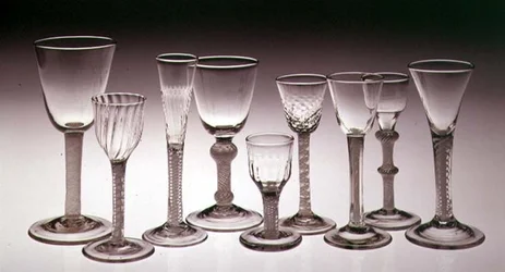 Kokoelma lasia läpinäkymättömällä kierrevarrella, 1760-75 (lasi)