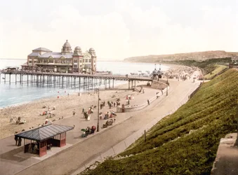 Colwyn Bay Promenade, asemalta (käsin värjätty kuva)