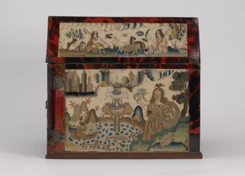 Brodeerattu arkku, n. 1660 (silkki, kangas, puu, kilpikonnankuori ja hopeakiinnikkeet)