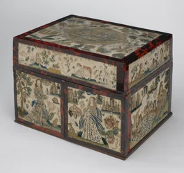 Brodeerattu arkku, n. 1660 (silkki, kangas, puu, kilpikonnankuori ja hopeakiinnikkeet)