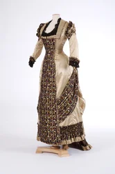 Iltapuku, 1870-luku (silkkisatiini)
