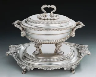 George III -tyylinen hopeatieteeni tarjottimella