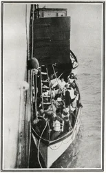 Kuinka Carpathia poimi Titanic-eloonjääneet, elokuvasta "The Sphere", 4. toukokuuta 1912 (litho) (yksityiskohta numerosta 450825)