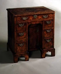 Polviaukkoinen kirjoituspöytä, n.1710 (pähkinäpuu)