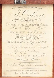 Etiketti englantilaisen "Calvert" -mallin sorvatun norsunluun shakkipelin laatikossa, noin 1826-50 (painokuva).