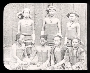 Magic Lantern -diaesitys meren naiset Dyas-heimosta, Borneo n. 1900