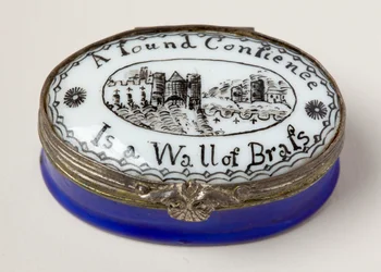 Soikea paikkarasia valkoisella posliinikannella (emali)