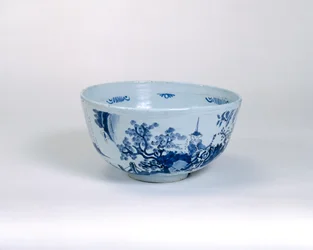 Punch-kulho, mahdollisesti valmistettu Brislingtonissa, n. 1675-1700 (tinalasitettu keramiikka)