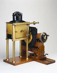 Eadweard Muybridgen (1830-1904) vuonna 1880 suunnitteleman zoopraxiskoopin jäljennös