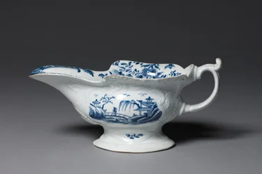 Kastikevene, mahdollisesti Worcester Porcelain Factoryn tai Bristol Porcelain Factoryn valmistama, n. 1752