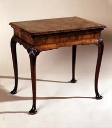 Sivupöytä, n. 1710 (pähkinä)