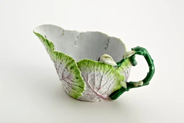 Staffordshire-kastike, joka on muodostettu muotoilluista lehdistä ja oksien kahvasta, c. 1749-60 (posliini)