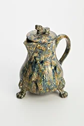 Staffordshiren kiinteä akaattiefektikannu, n. 1760-70 (lyijylasitettu keramiikka)
