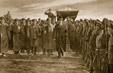Trotski, Venäjä Bolshevismin sodan komissaari, tarkastamassa puna-armeijan eliitin 1914–1919 muodostuneen Letts-rykmentin