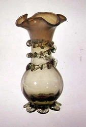 Maljakko, jossa koristeltu ja pinsetti, 1800-luvun loppu (vaseliinilasi)