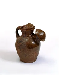 Kastelukannu, n. 1600 (lasitettu keramiikka)