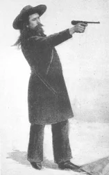 William F. Cody (Buffalo Bill) uuden aseensa kanssa