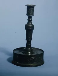 William Graingerin kynttilänjalka, jossa kohokuvioinen koristelu, päivätty 1616 (tina)